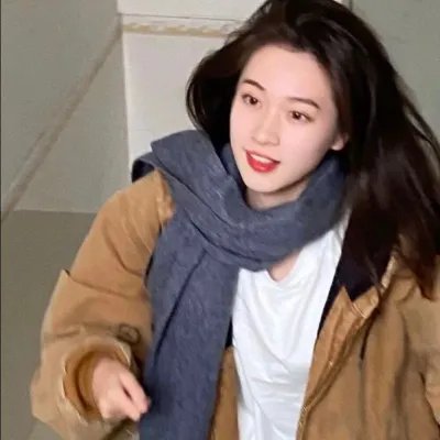 给小酒馆女子喝高杯酒